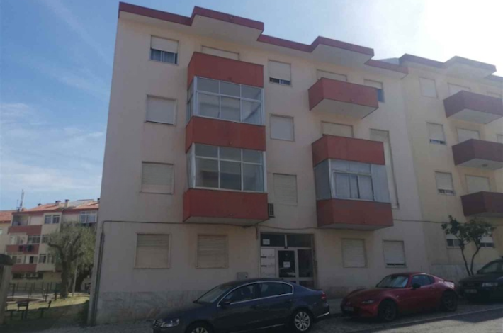 2-bedr. apartment to renovate. Castanheira do Ribatejo